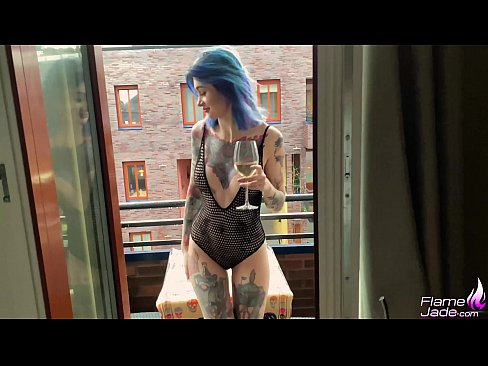 ❤️ Nwa agbọghọ mara mma na-aṅụ mmanya na-ekpo ọkụ na-ekpo ọkụ n'okpuru mbara igwe mepere emepe ❌ Anal video ☑